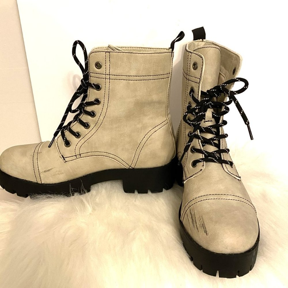 Seven 7 Women's Size 9 Jodi Combat Boots Cream with Black Laces Like-New